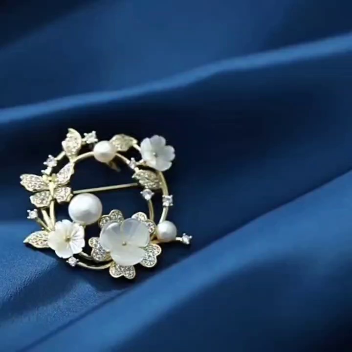 Pearl flower round brooch