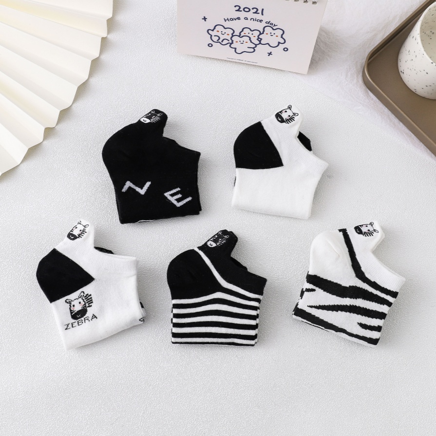 Mga naka -istilong medyas ng bangka ng zebra na may pagbuburda