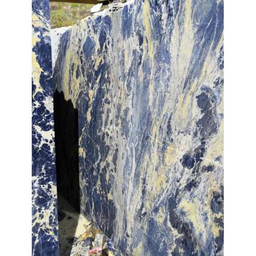 Mineral sodalite biru besar yang berharga