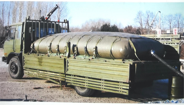 Vehicle-mounted oil storage bladder