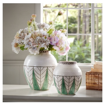 Moderne Vase im Uganda-Stil mit Blättermuster