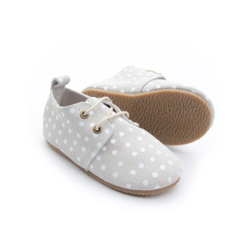 Zapato de niño de cuero de Polkadot con suela de goma al por mayor