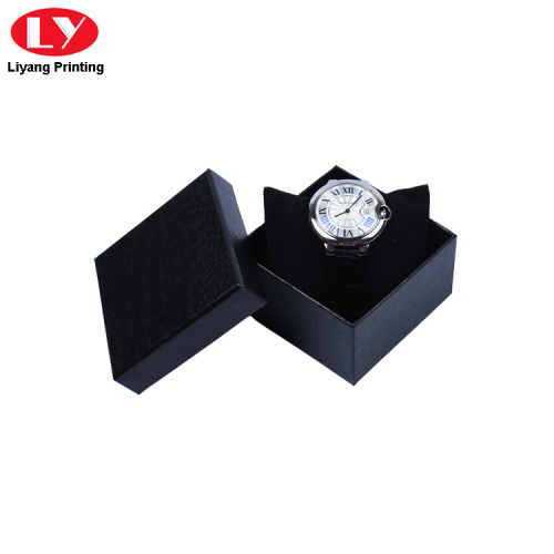 Kotak jam tangan warna hitam dengan sisipan bantal