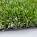 Синтетический ковер из искусственной травы для ландшафтного дизайна сада.