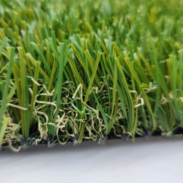 Синтетический ковер из искусственной травы для ландшафтного дизайна сада.