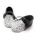 Dots impressos recém -nascidos bebês mocassins