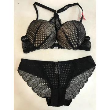 Ensemble soutien-gorge et culotte en dentelle à fermeture devant