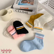 Kumportable ng mga kababaihan ng multi-kulay na mga medyas na may haba na kulay