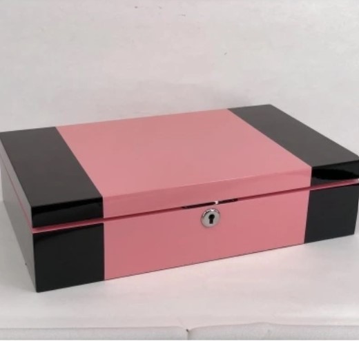 Boîte de parfum en bois carré rose