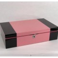 Розовая квадратная деревянная парфюмерная коробка