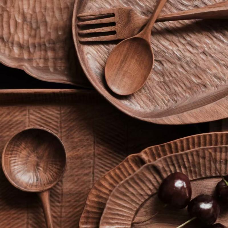Natural Wood-Themed Dinnerware with Unique Floral Designs