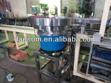 Automatic screwing lids machine for 15L cans
