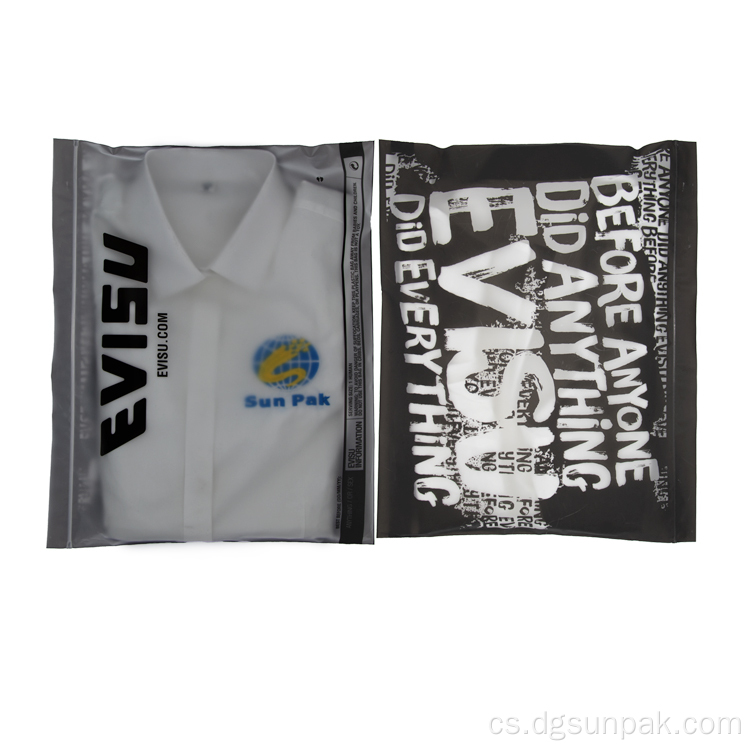 přepravní tašky na oděvy z recyklovaných plastových tašek na zip