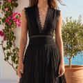 Schwarzes Maxikleid mit V-Ausschnitt und Spitzenbesatz