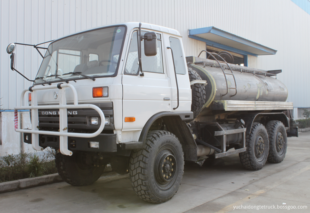 Dongfeng 6x6 water deliver truck 8000 liters