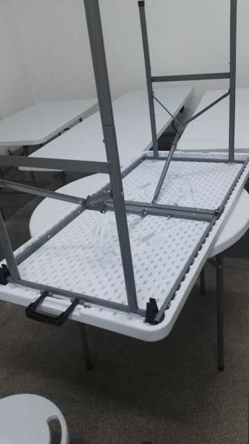 5ft Plastic folding tables