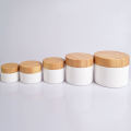 Jar crème blanche de la peau de soins en plastique avec couvercle en bambou