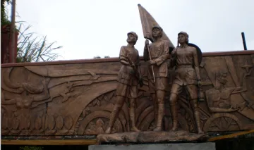 monumental sculpture,city sculpture