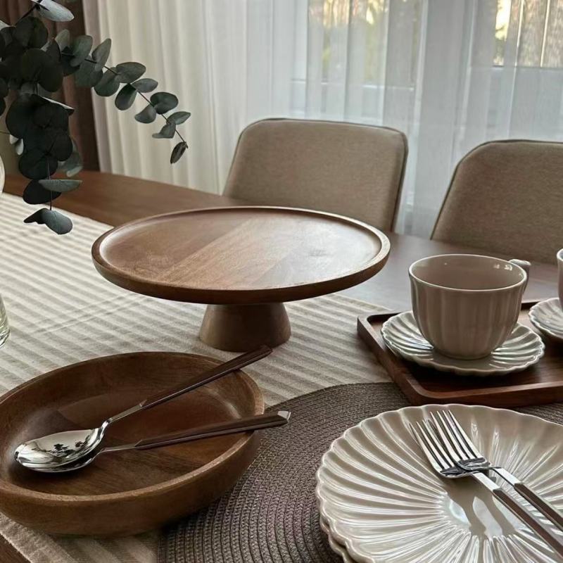 Elegant Ceramic Dinnerware with Artistic Touches