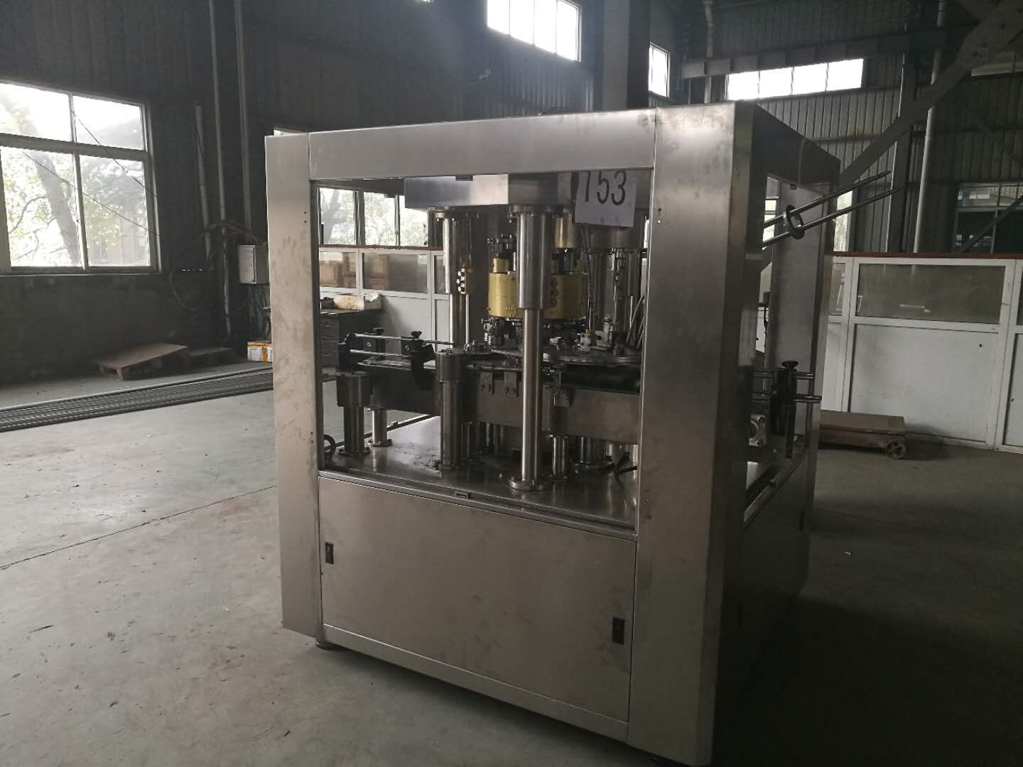 Filling and seaming machine for cans