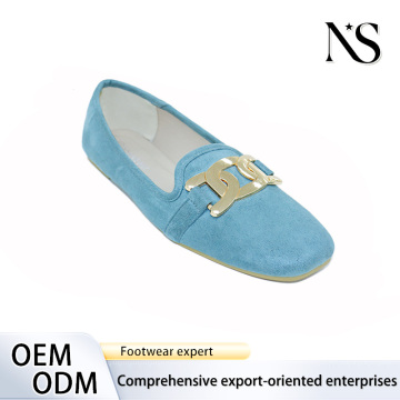 Calçado plano luxuoso azul claro para senhora