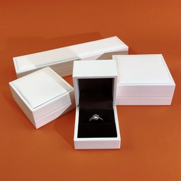 Boîte de bijoux en cuir PU haut de gamme personnalisé avec intérieur en velours blanc