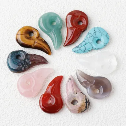 Fashion Natural Hand Carved Raven Crystal Skull Pendant