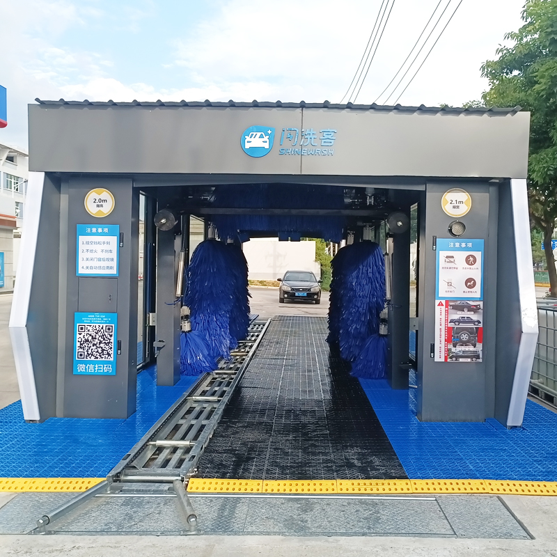 Driving Through Fully Automatic Tunnel Car Wash Equipment