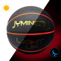 Bola de baloncesto luminosa luminosa brillante