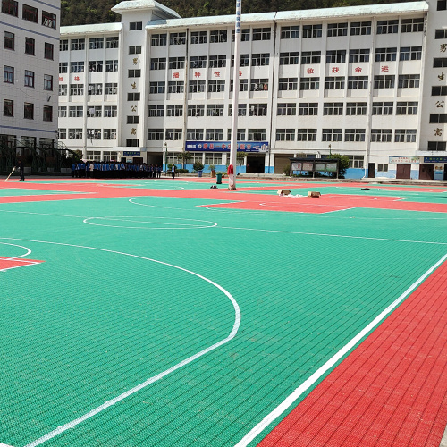 Tribunal de piso de basquete ao ar livre