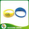 Il silicone su ordinazione di alta qualità ha condotto il wristband