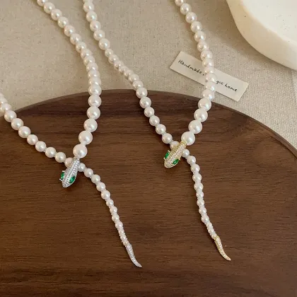 Graceful Serpentine Pearl Necklace Design