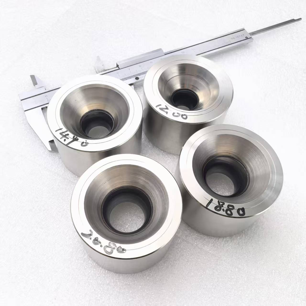 PCD wire drawing die