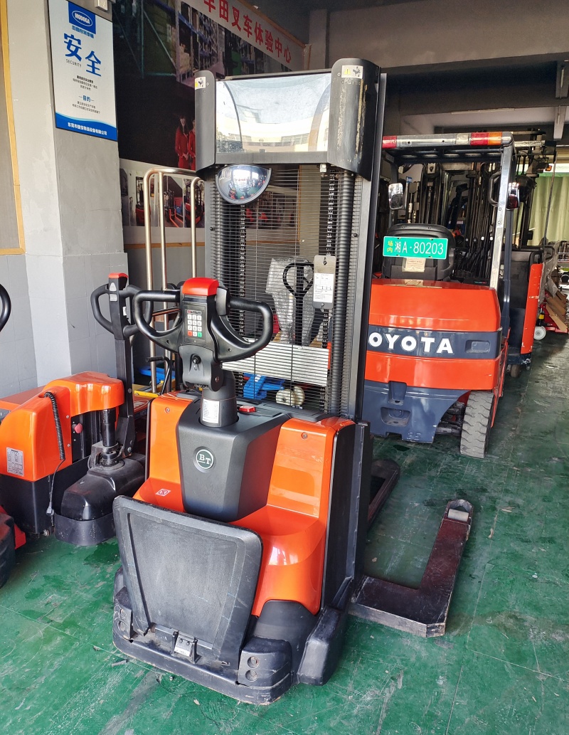 toyota electric stacker truck