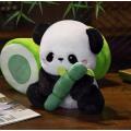 I panda giganti mangiano animali di peluche di bambù