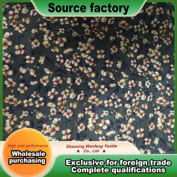 Koyu lacivert taban üzerinde küçük beyaz çiçekler