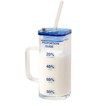Taza de bebida de vidrio transparente con paja