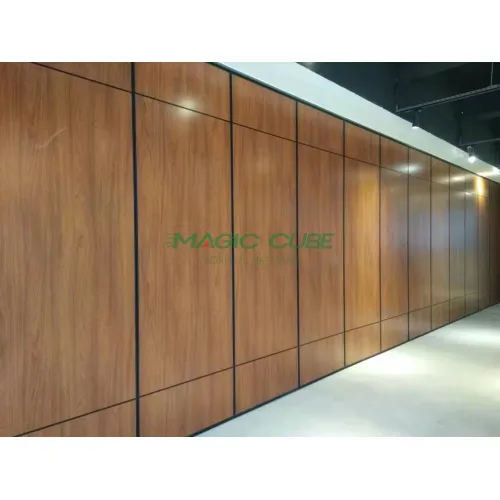 Sound insulation operable wall partition for hall