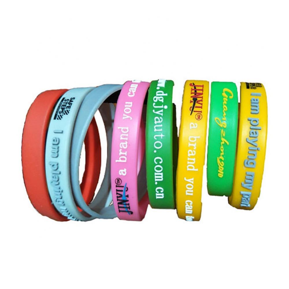 Benotzerdefinéiert Logo Souvenir Silikon Gummistécker Wristbands Machine