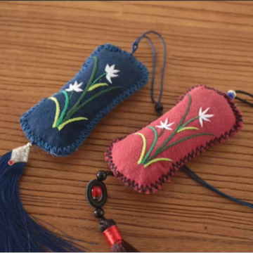 Handmade Orchid & Grass Patterned Sachet with Mugwort Leaf Pendant: High-Quality Decorative Accents
