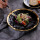 Placa de jantar de alimentos pretos em cerâmica