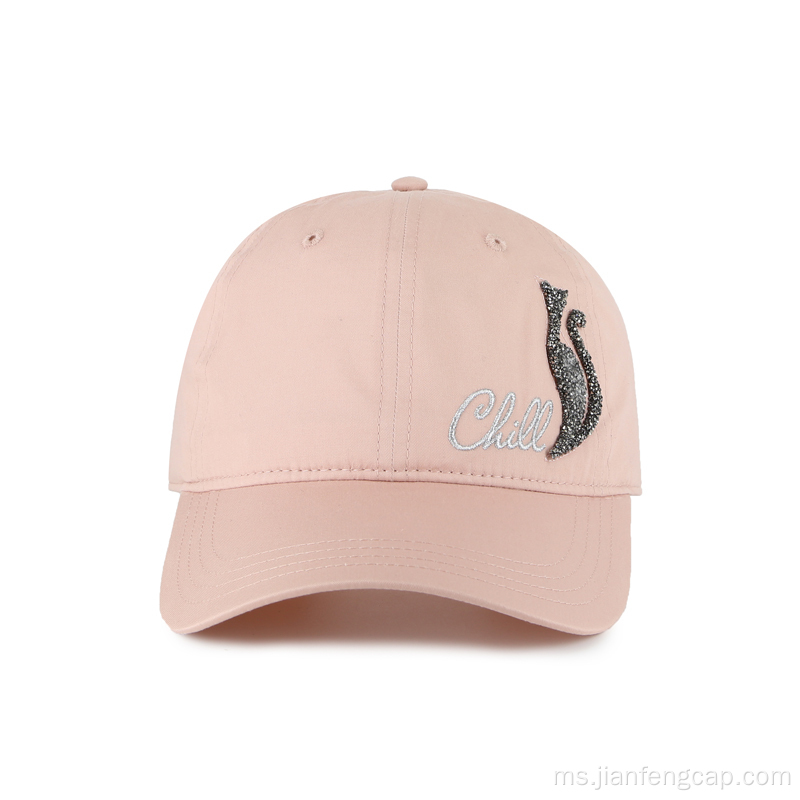 topi besbol wanita dengan logo berkilau khas