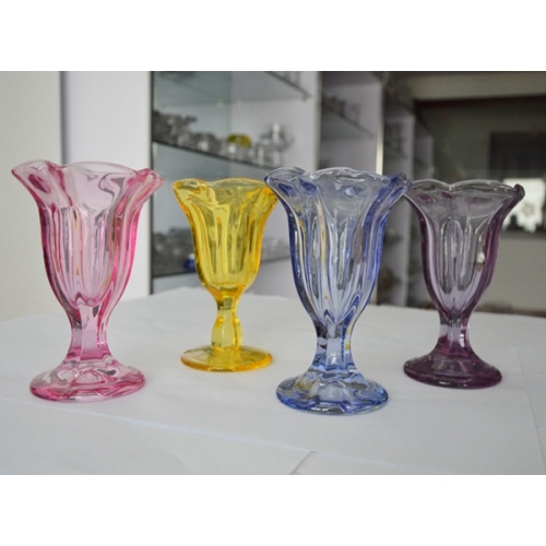 Eisbecher in Blumenform aus transparentem Glas