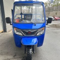 Veículo de três rodas com cabine de motorista para uso comercial