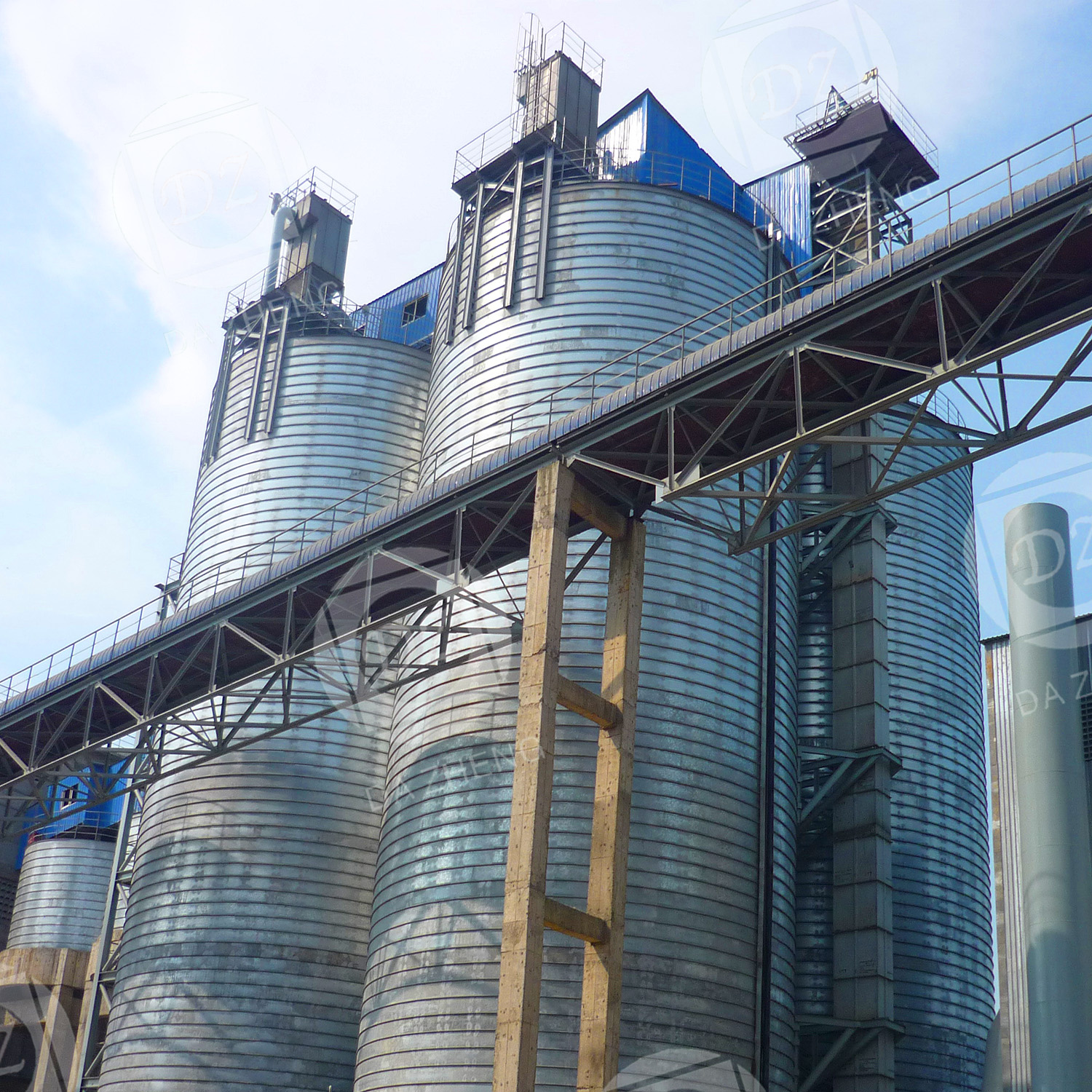Concrete cement mixing storage silo