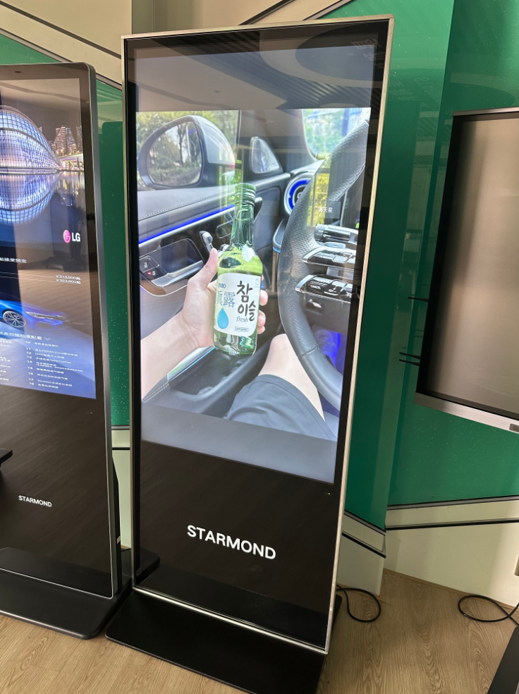 Lüks otomobil showroomları ve otomotiv 4S mağaza vitrinleri için şık duran reklam makinesi