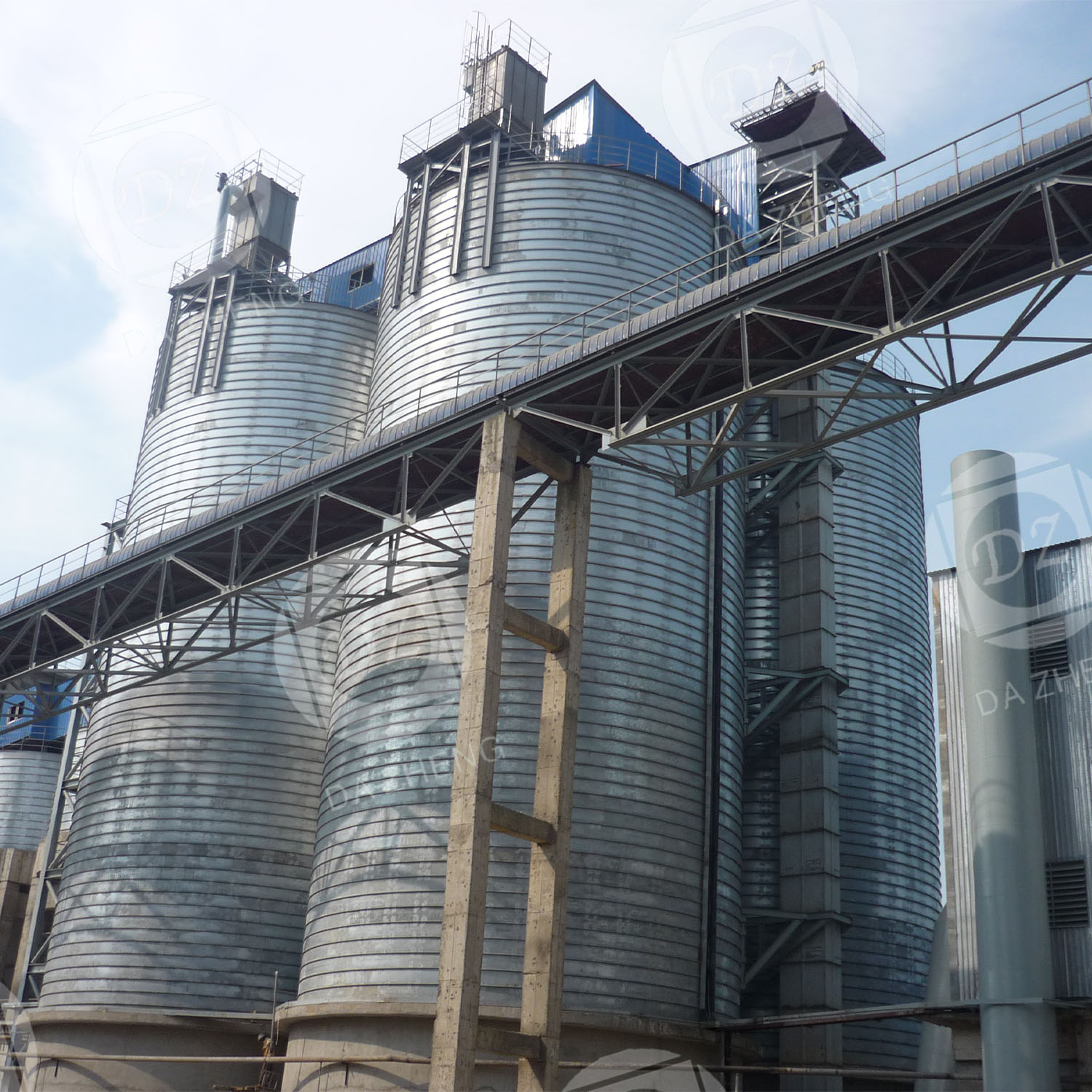 Spiral steel plate silo for oil reserves