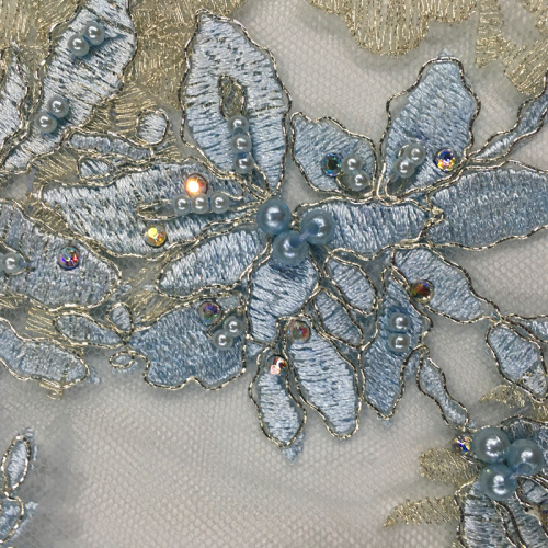 Broderie multicolore avec perle sur tissu en maille poly