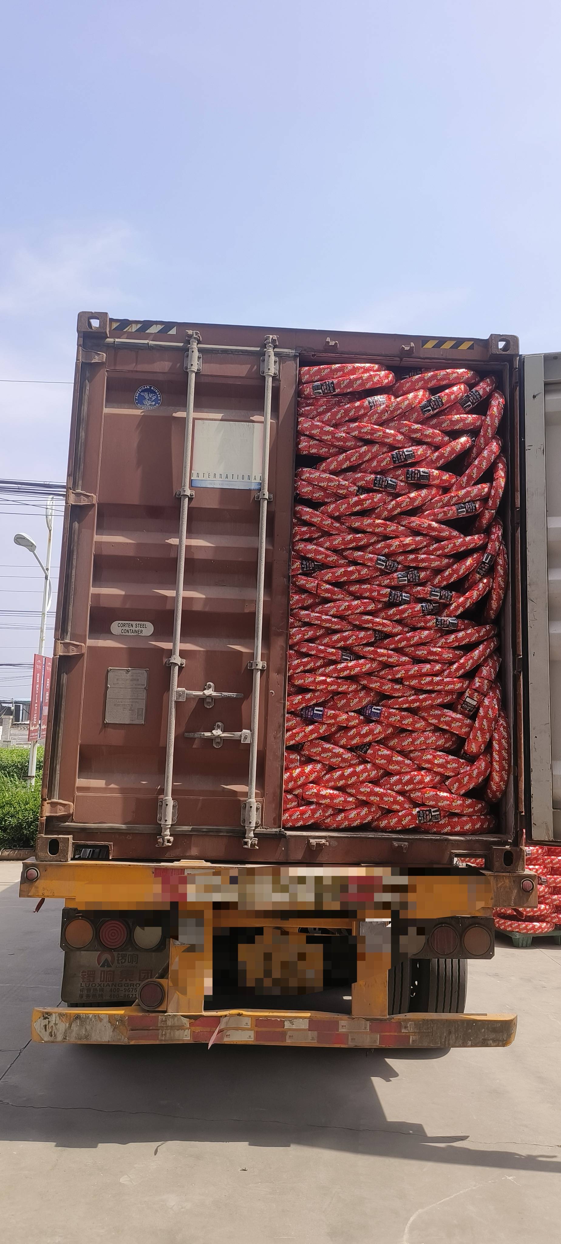 Great news from Ruisilaifu! Goods for Tanzania orders are successfully loaded, and KUMA outer tires set sail for Africa!2
