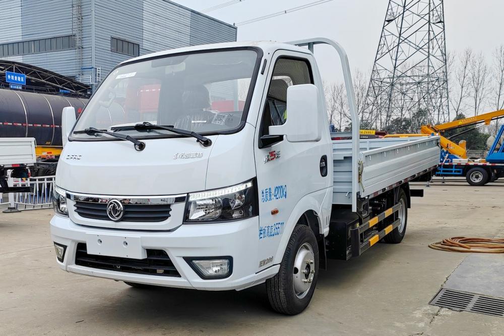 Dongfeng New Brand Truck 4x4 مع شاحنات شحن Box Body مع النسخة الأوروبية والإصدار الكوري